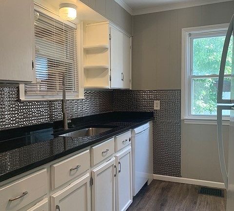 4th image of 3015 Winfield Ave