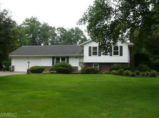 26413 Hillview Dr, Edwardsburg, MI 49112