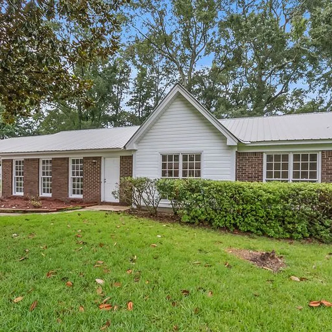Beautiful 3 Bed 2 Bath Home! Available Fall 2026! — Photo 2