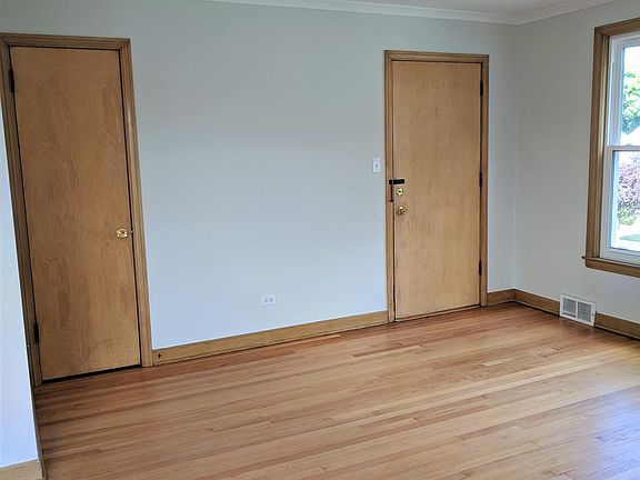 3rd image of 5854 N Melvina Ave Floor 2
