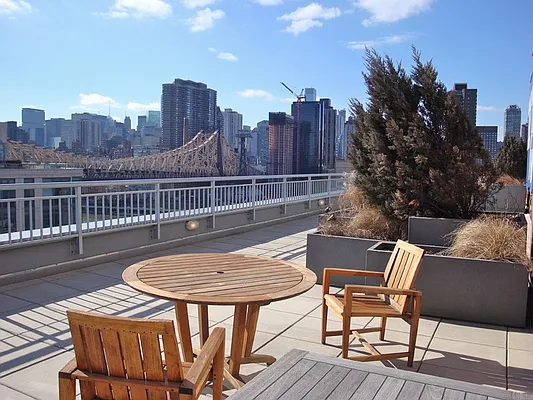 Rented by Sotheby's International Realty | media 31