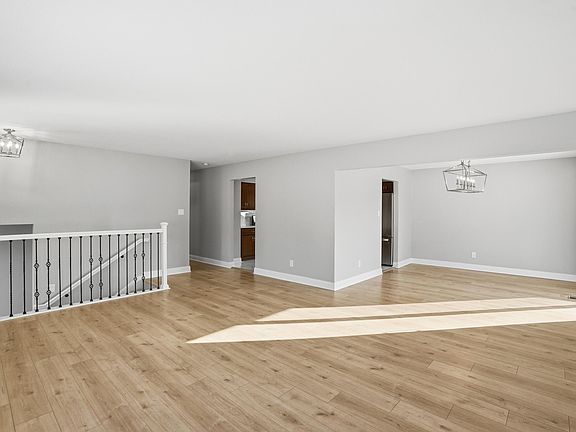 5th image of 2008 Sir Richard Rd