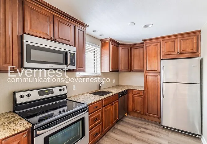 2 bed, 1.0 bath, 955 sqft, $1,700 — Photo 2