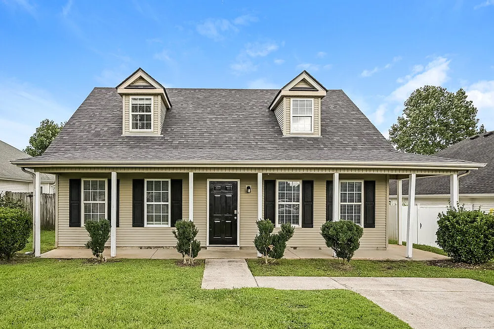 3 bed, 2.0 bath, 1428 sqft, $1,900 — Photo 1