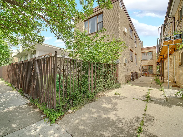 2620 W Foster Ave #1 — Photo 1