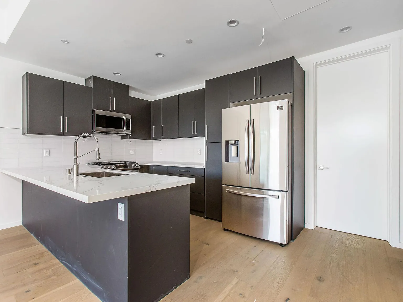4 bed, 4.5 bath, 2547 sqft, $6,550 — Photo 4
