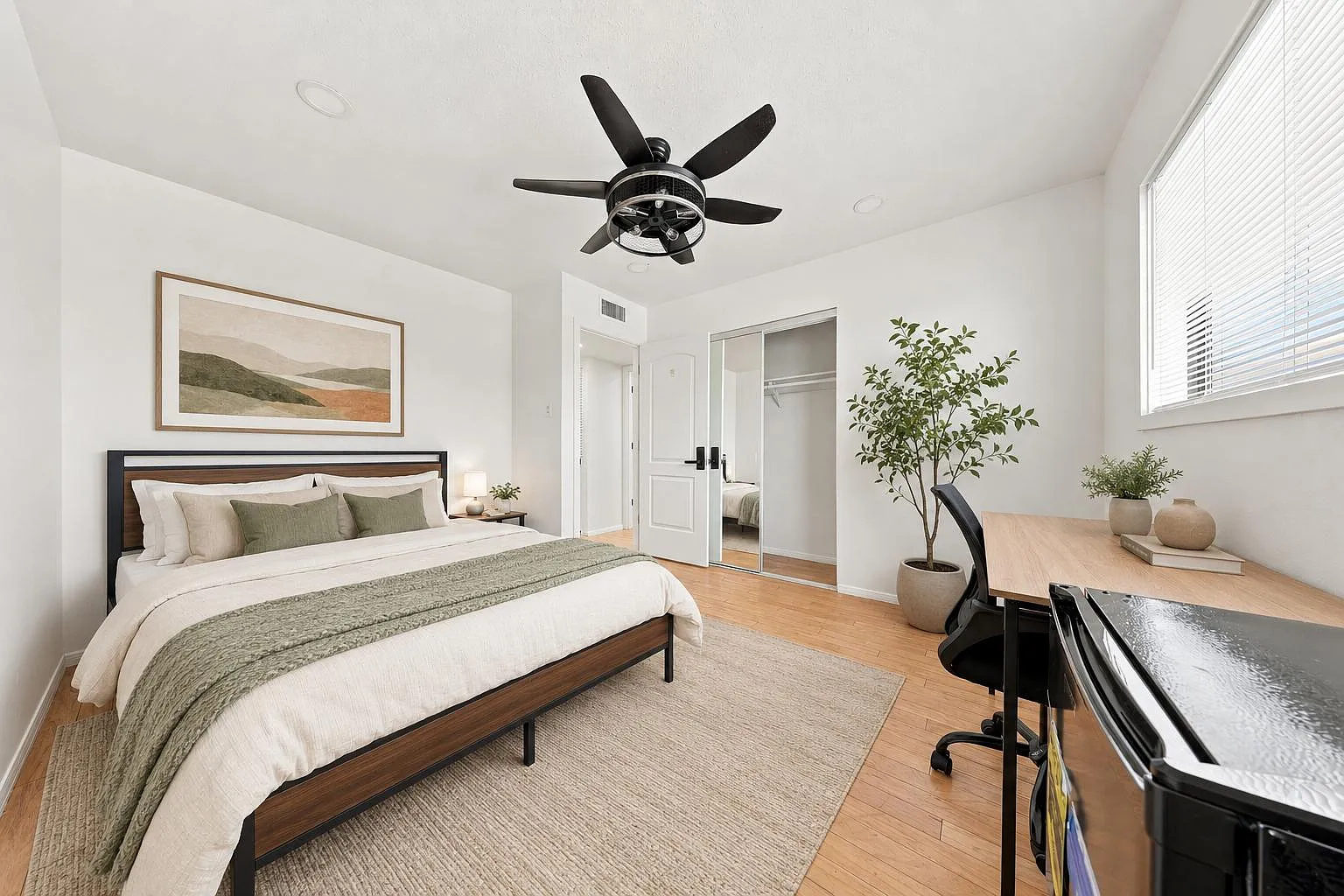 4 bed, 10.0 bath, 2800 sqft, $953 — Photo 1