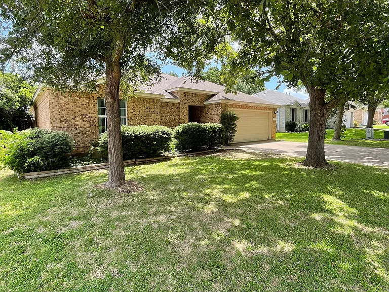 1904 Hollow Ridge Dr — Photo 3
