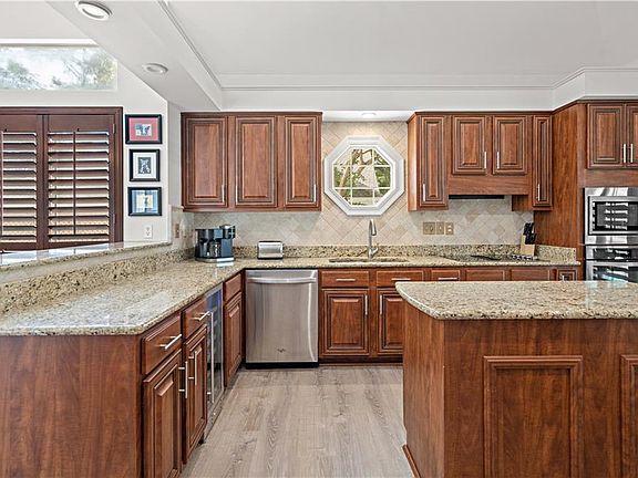 4th image of 7121 Meadowbrook Dr