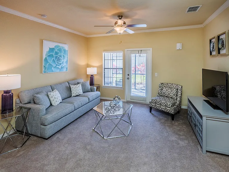 Nine-foot ceilings with crown molding
