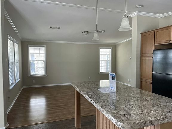 5th image of 13128 Grape Ave