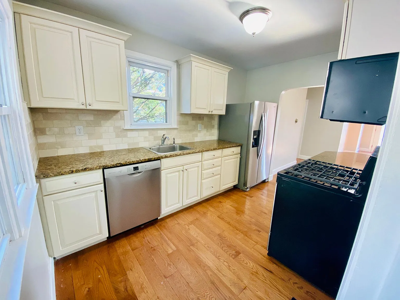 3 bed, 1150 sqft, $2,099 — Photo 3