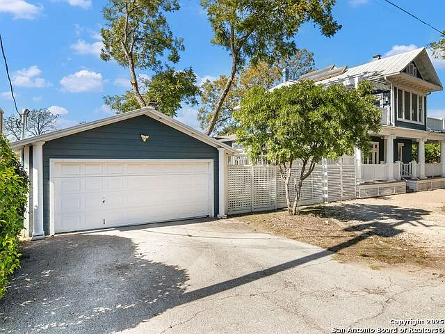 702 W French Pl — Photo 4