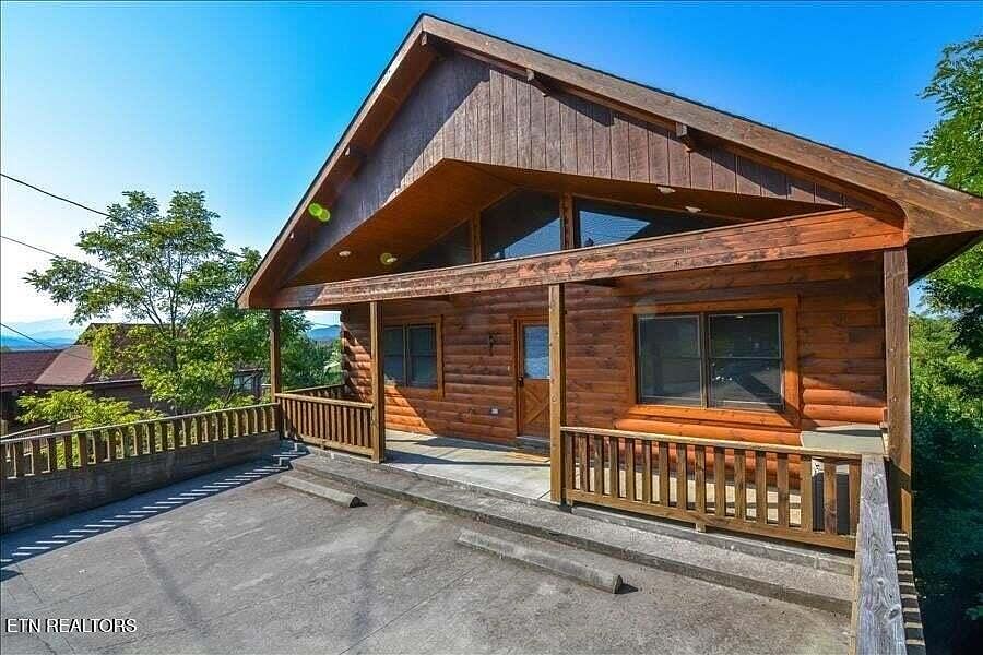 1st image of 2044 Oakmont Dr