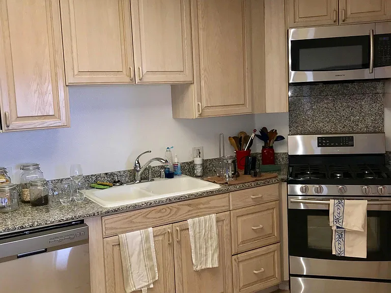 8349 Blackburn Ave #302 — Photo 214
