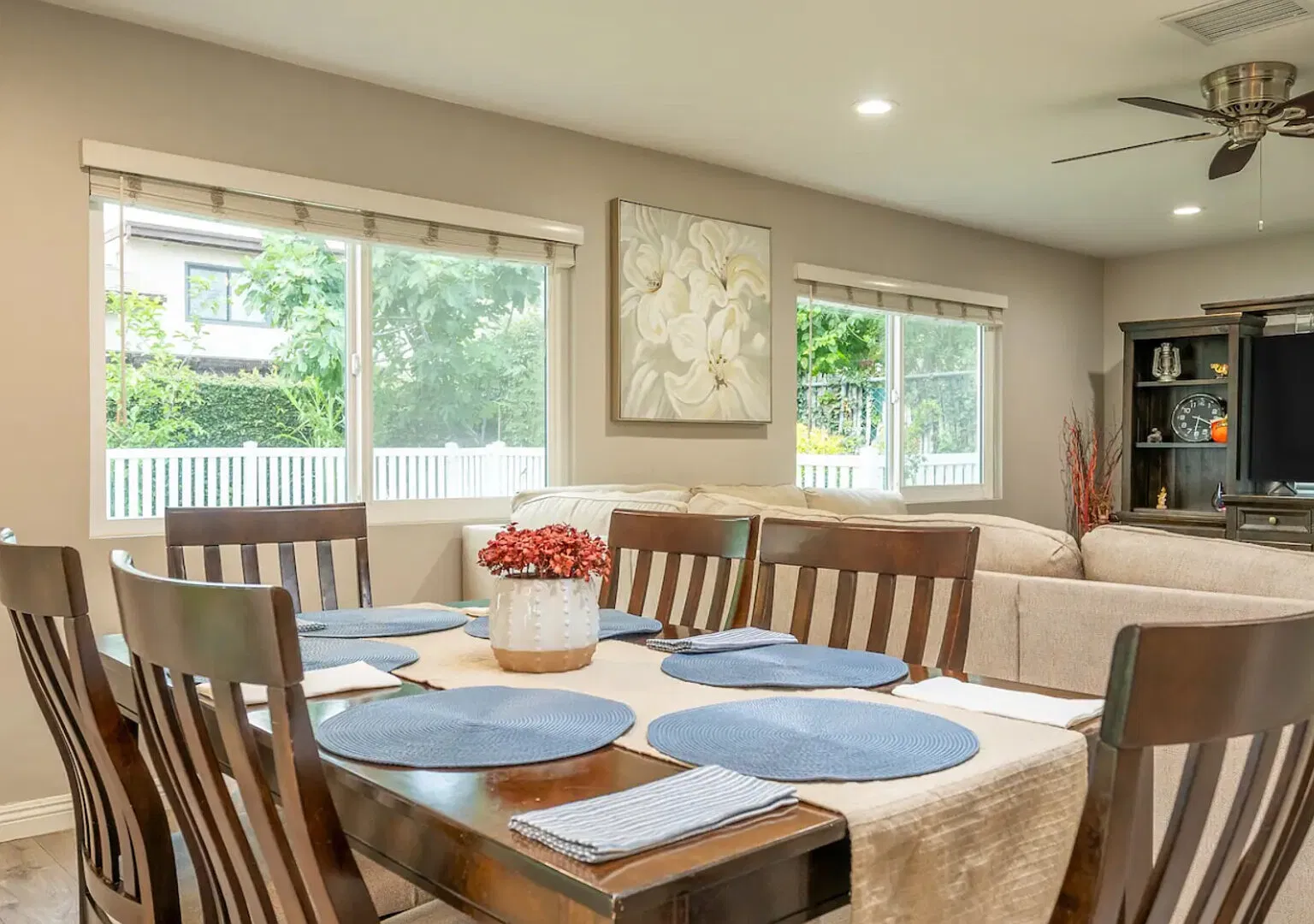 Family Oasis: Modern & Cozy Pet-Friendly Home — Photo 2