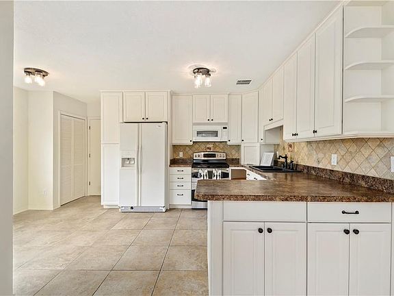 4th image of 1410 Hyde Park Dr