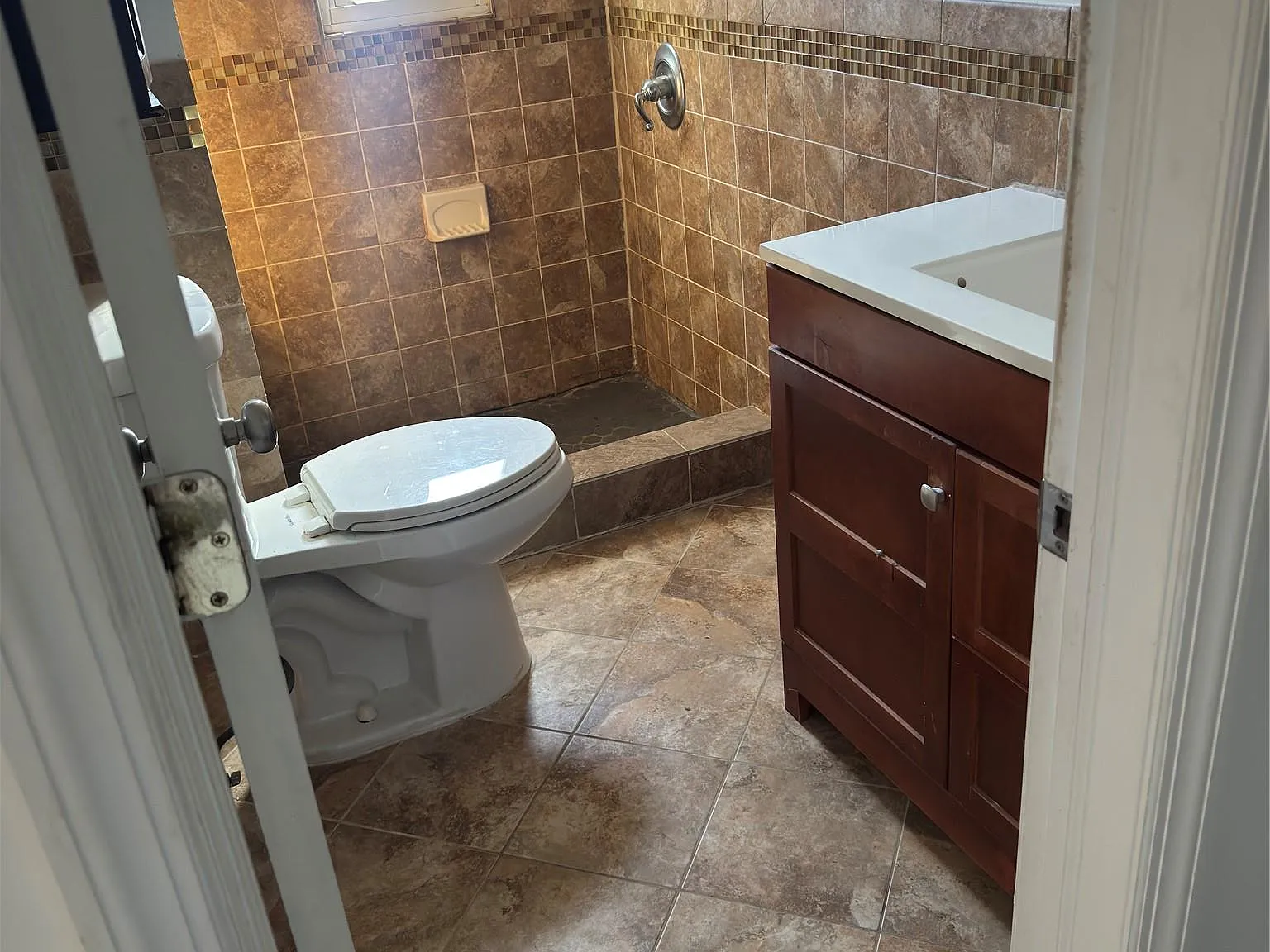4 bed, 2.0 bath, 1075 sqft, $4,000 — Photo 2