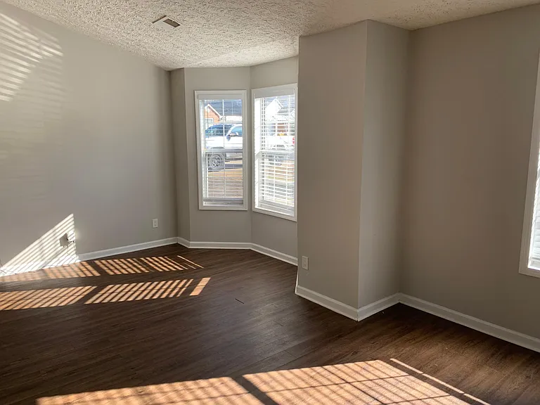 1342 Yorkshire Ln — Photo 13