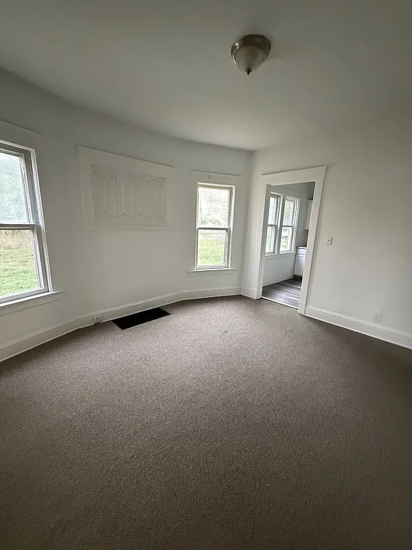 2 bed, 1.0 bath, 1016 sqft, $1,088 — Photo 2