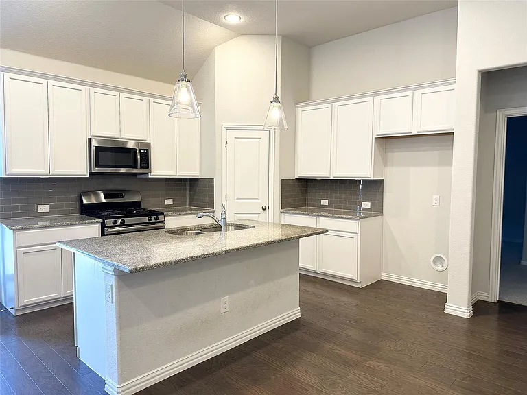 716 Monarch Ln — Photo 2
