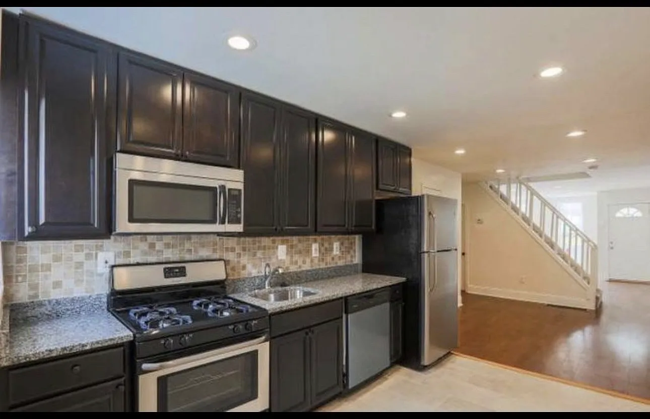 2 bed, 896 sqft, $1,650 — Photo 3