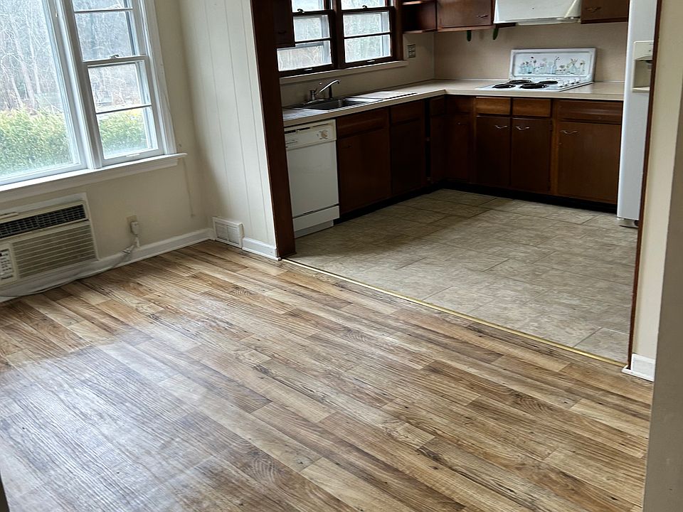 2nd image of 458 Irving Ave APT 1