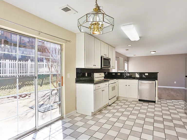 17259 Larkin Dr — Photo 4