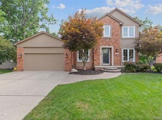 1210 Grandview Dr, Rochester Hills, MI 48306