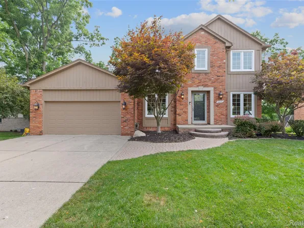 1210 Grandview Dr, Rochester Hills, MI 48306