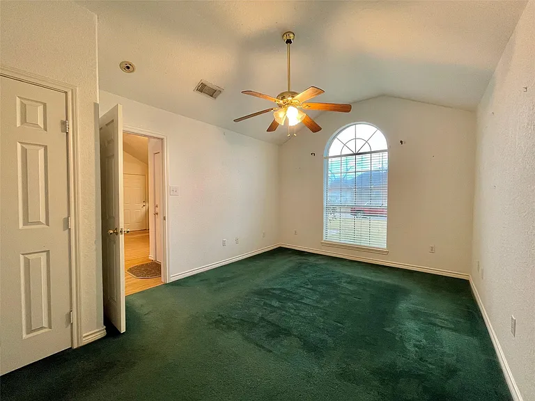 704 Manor Dr — Photo 12