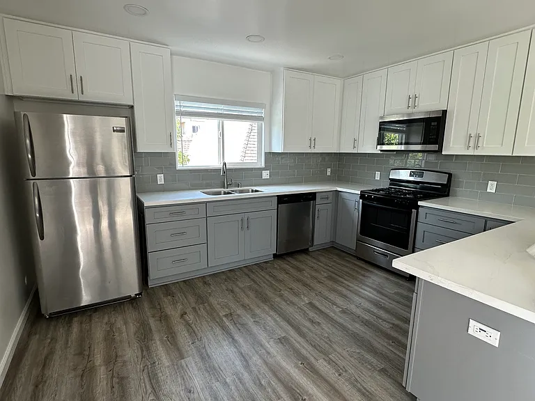 105 S Hayworth Ave #9 — Photo 3