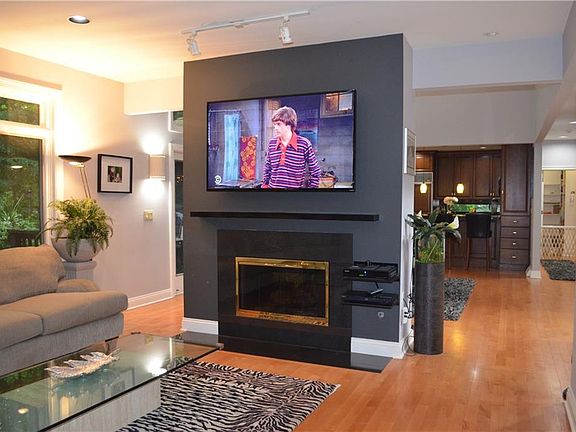 3rd image of 635 Shady Ledge Dr