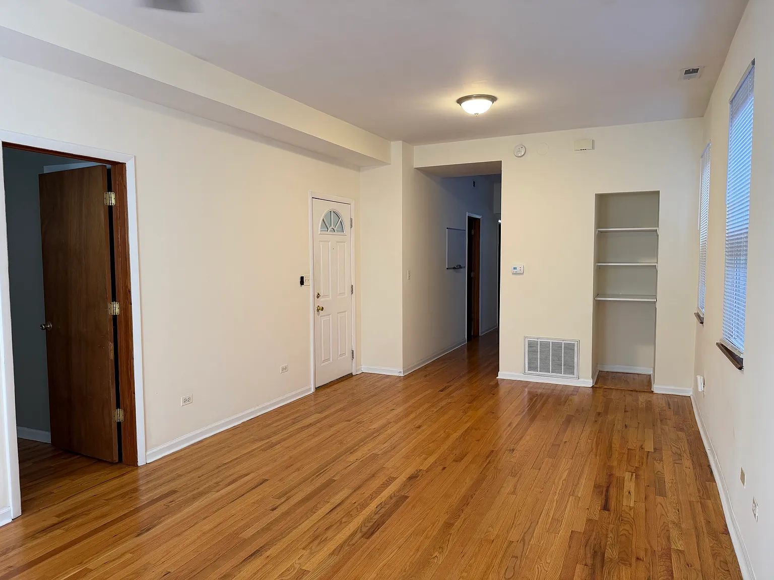 3 bed, 1300 sqft, $2,400 — Photo 2