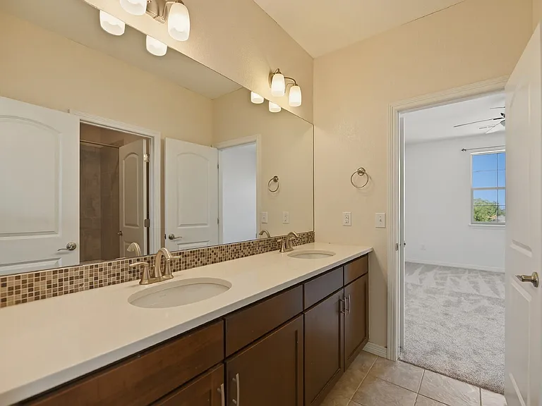 16006 Swan Mountain Dr — Photo 32