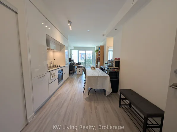 6 David Eyer Rd #218, Richmond Hill, ON L4S 0N5