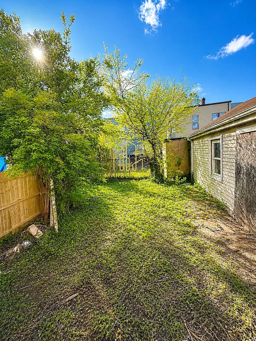Building Photo - 381 Leslie St #1E