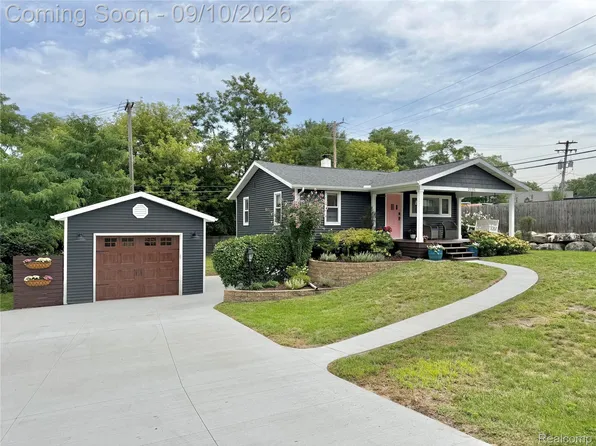 2131 Beechmont St, Keego Harbor, MI 48320