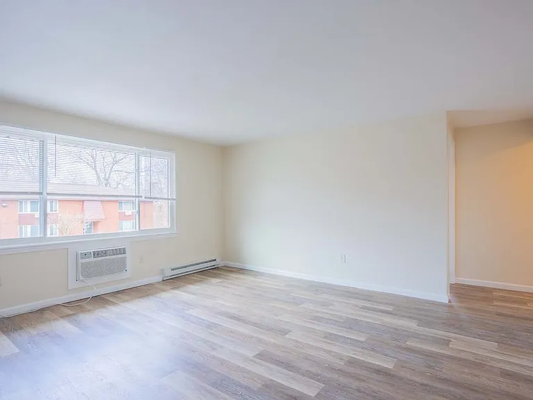 Ridgeway Garden Apartments — Photo 9