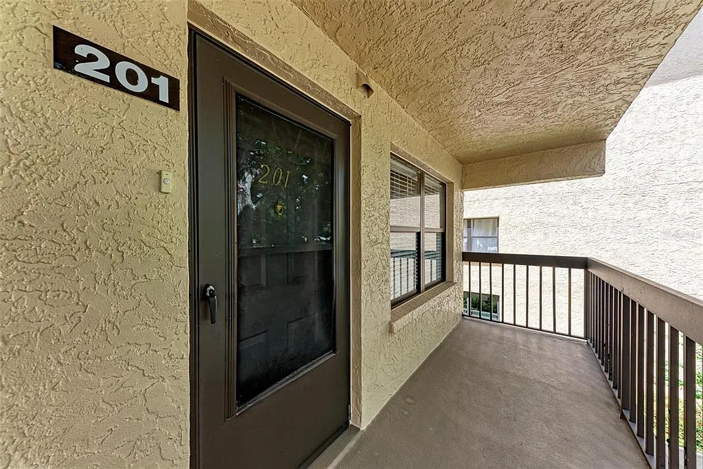 2 bed, 2.0 bath, 1001 sqft, $1,400 — Photo 1