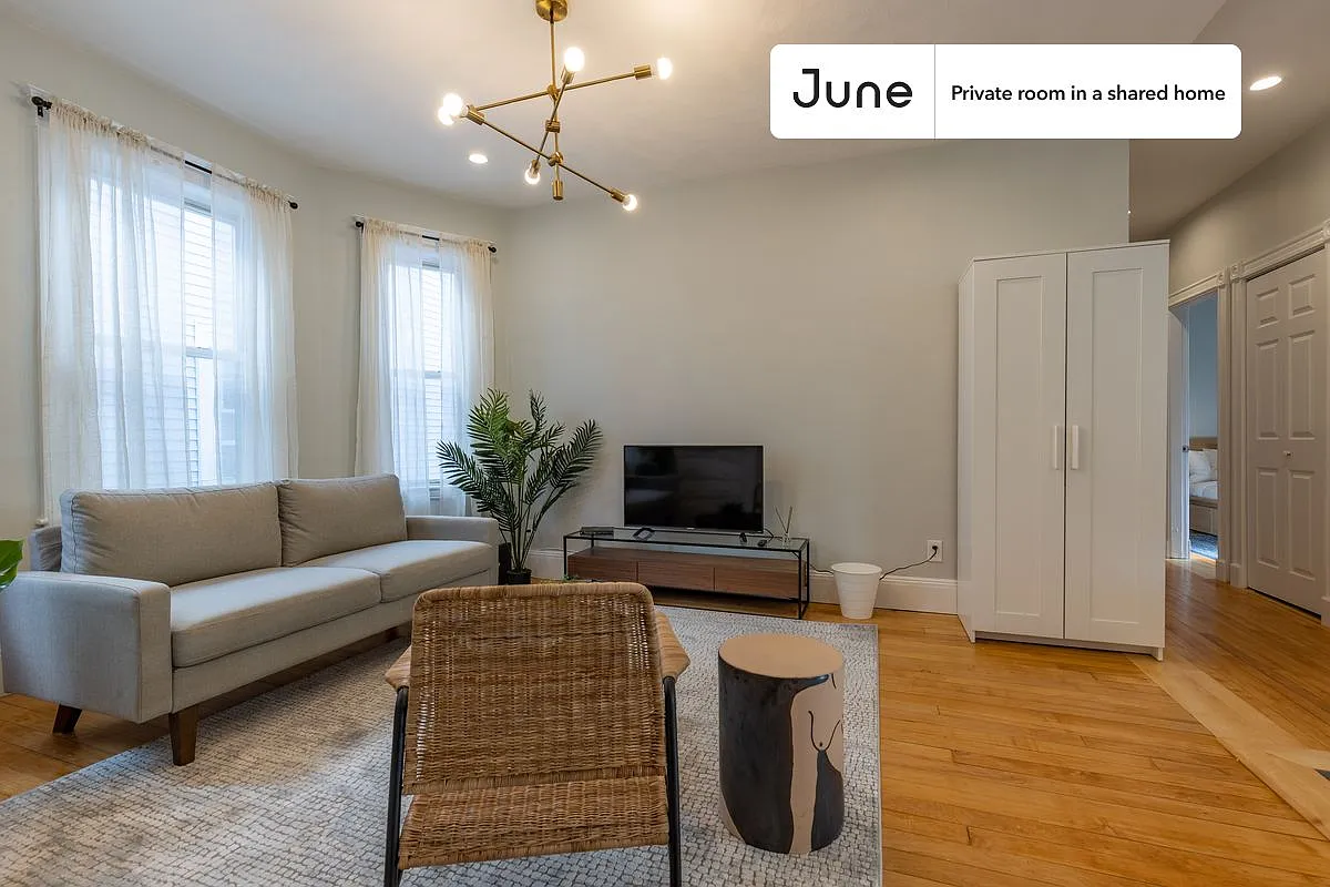 Queen bedroom in 4 bed/2 bath home in Savin Hill #330 C — Photo 4