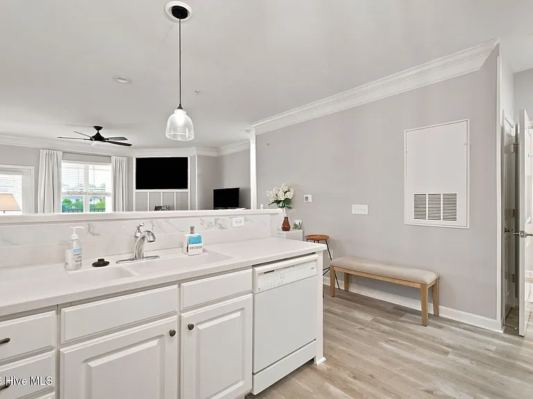 240 Woodlands Way #17 — Photo 6