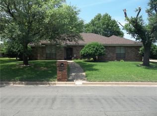 800 Regina Dr, Hewitt, TX 76643