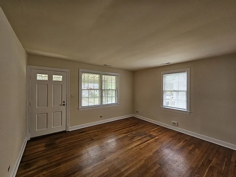 909 Rockland Ave — Photo 5
