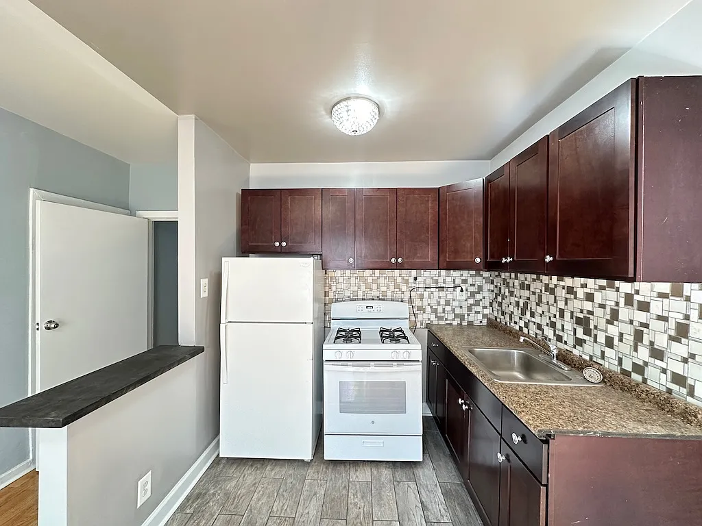 Building Photo - 5662 N Ridge Ave #E2