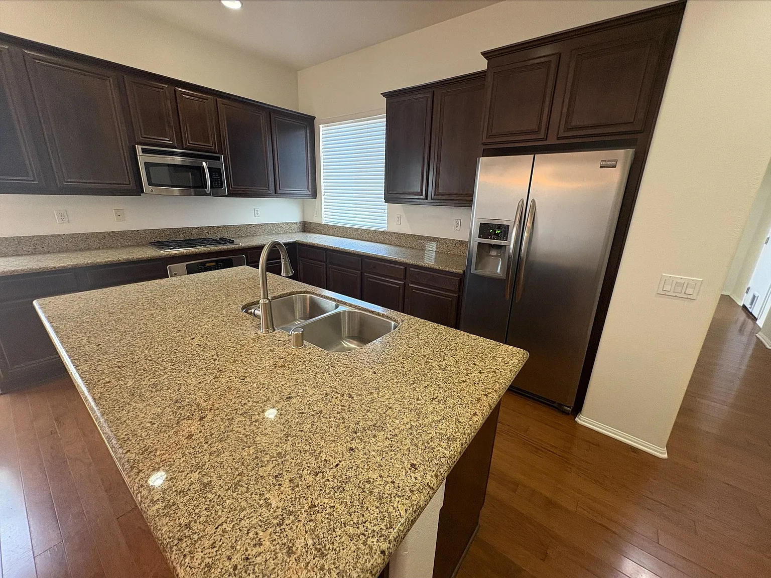 3 bed, 1755 sqft, $3,000 — Photo 4