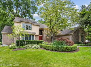 4752 Rivers Edge Dr, Troy, MI 48098
