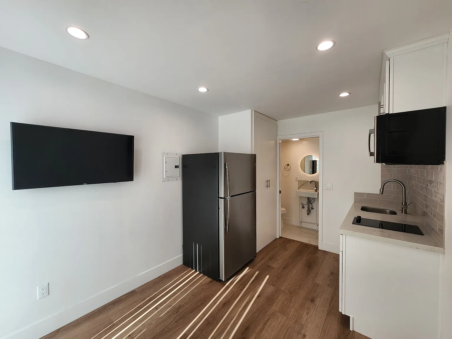 Studio, 250 sqft, $1,400 — Photo 2