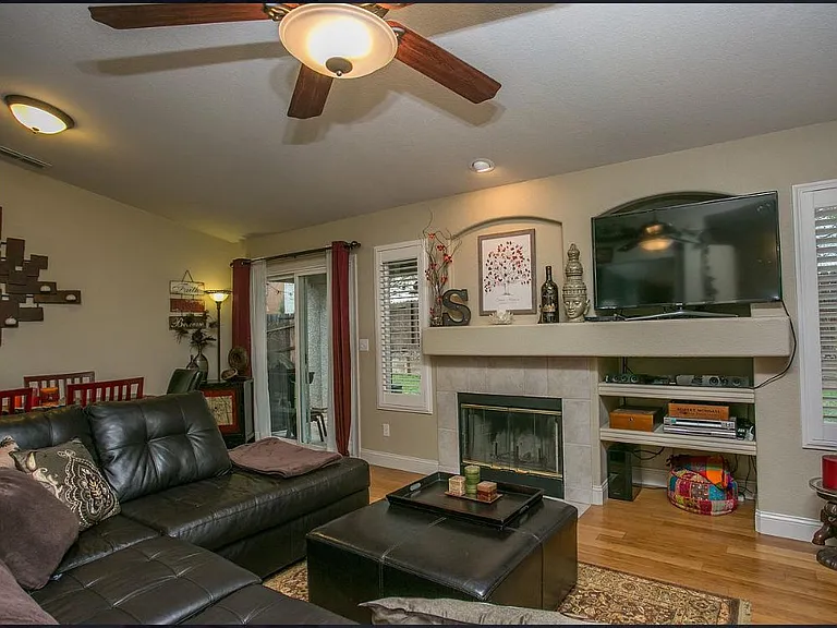 1017 Carter St — Photo 2