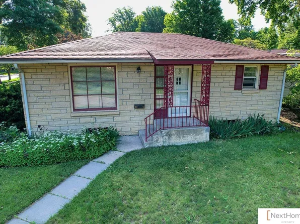 400 Frost Dr, Lincoln, NE 68510